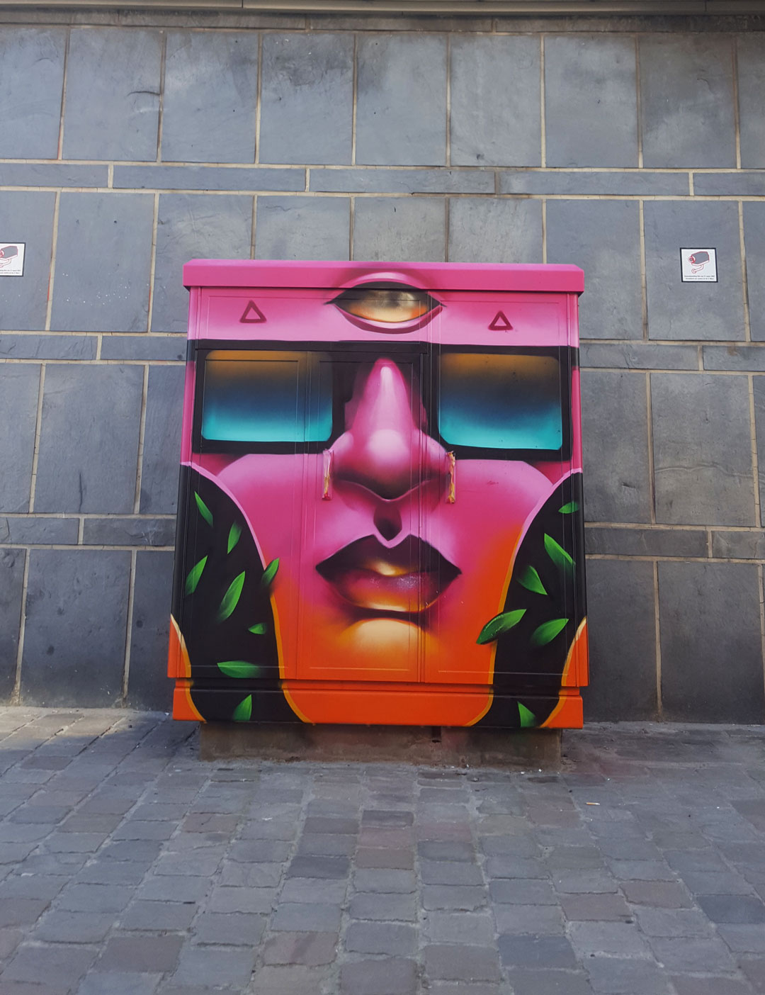 https://www.propaganza.be/wp-content/uploads/2020/02/Customisation-de-mobilier-urbain-_-artiste-DAKE-_-Ixelles-3-copie.jpg